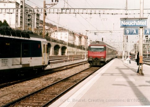 CH - CFF Bt VU IV (EC) et RBDe 560 à Neuchâtel