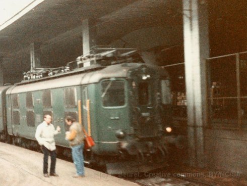 CH - CFF Re 4/4 I à Lausanne sur la voie 70 avec un train pour la vallée de la Broye